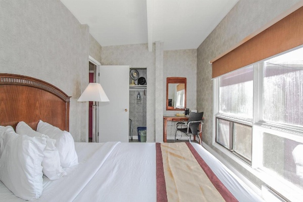 Canadas Best Value Inn Calgary Chinook Station image 14
